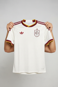 Maillot Espagne tenu à la main